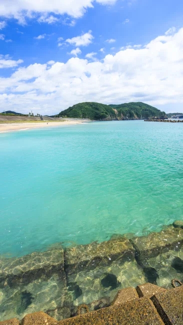 無料スマホ壁紙 南張海浜公園の透き通る水色の海。AndroidとiPhoneに対応した4K高画質の無料待ち受け画像。三重県志摩市の南張海浜公園で撮影したフリー写真素材