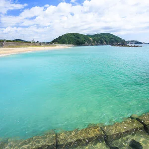 無料スマホ壁紙 南張海浜公園の透き通る水色の海。AndroidとiPhoneに対応した4K高画質の無料待ち受け画像。三重県志摩市の南張海浜公園で撮影したフリー写真素材