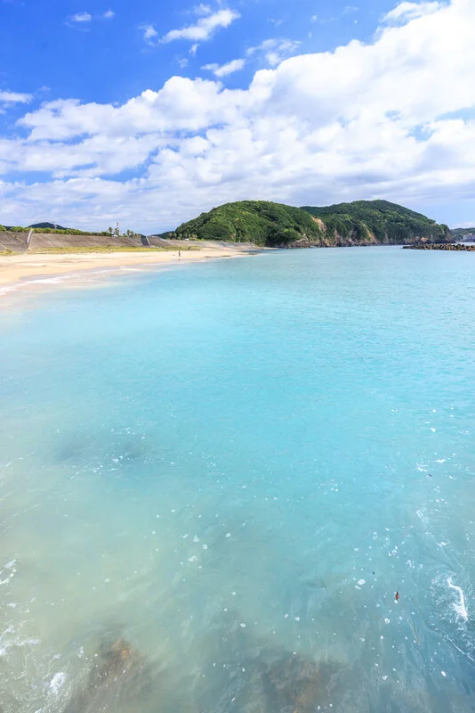 無料スマホ壁紙 優しい蒼の海。AndroidとiPhoneに対応した4K高画質の無料待ち受け画像。三重県志摩市の南張海浜公園で撮影したフリー写真素材
