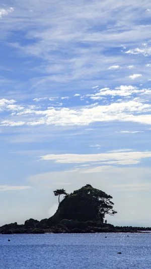 無料スマホ壁紙 あづりに潜むゴジラ。AndroidとiPhoneに対応した4K高画質の無料待ち受け画像。三重県志摩市のあづり浜で撮影したフリー写真素材