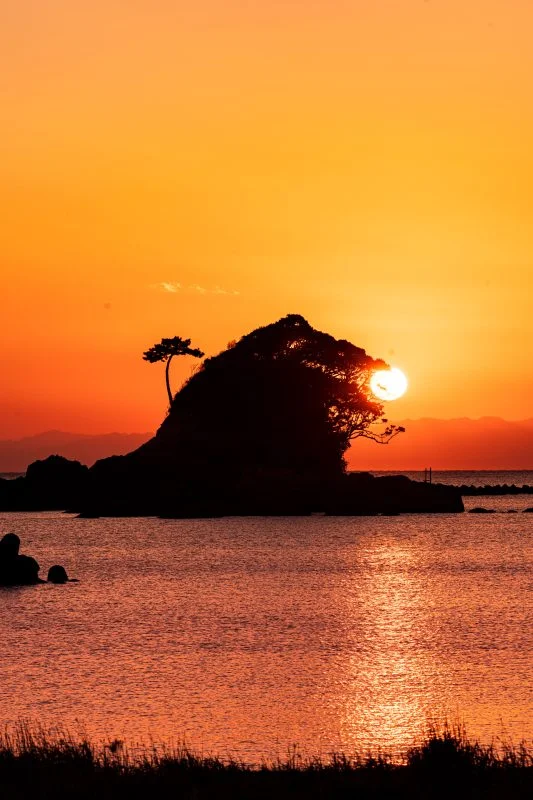 無料スマホ壁紙 雀島（ゴジラ）の夕焼けパックンチョ。AndroidとiPhoneに対応した4K高画質の無料待ち受け画像。三重県志摩市のあづり浜で撮影したフリー写真素材