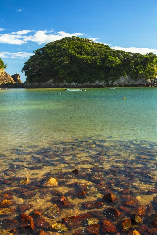 無料スマホ壁紙 碧い海。AndroidとiPhoneに対応した4K高画質の無料待ち受け画像。三重県志摩市のあづり浜で撮影したフリー写真素材