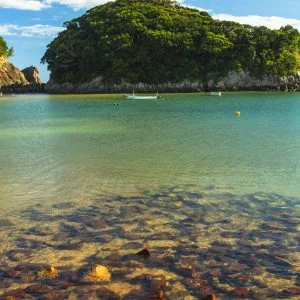 無料スマホ壁紙 碧い海。AndroidとiPhoneに対応した4K高画質の無料待ち受け画像。三重県志摩市のあづり浜で撮影したフリー写真素材