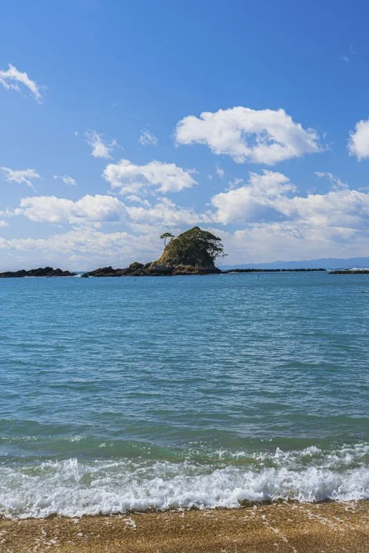 無料スマホ壁紙 冬の海と雀島。AndroidとiPhoneに対応した4K高画質の無料待ち受け画像。三重県志摩市のあづり浜で撮影したフリー写真素材