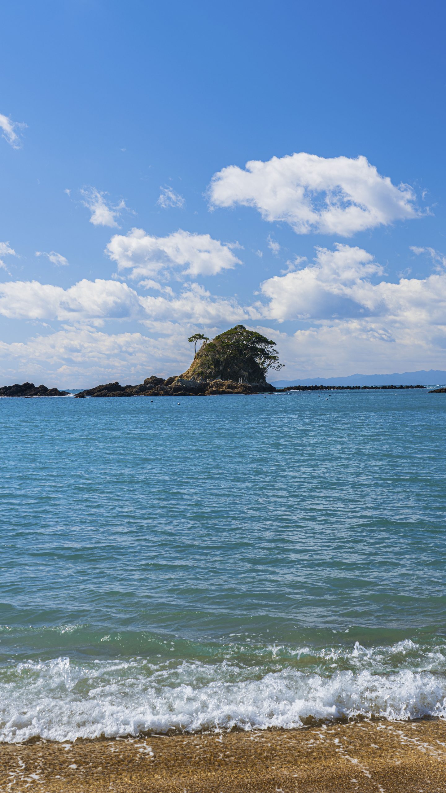 冬の海と雀島(三重県志摩市・あづり浜)