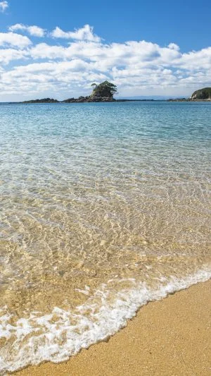 無料スマホ壁紙 雀島と穏やか波。AndroidとiPhoneに対応した4K高画質の無料待ち受け画像。三重県志摩市のあづり浜で撮影したフリー写真素材