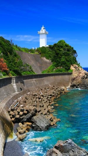 無料スマホ壁紙 青い海と灯台。AndroidとiPhoneに対応した4K高画質の無料待ち受け画像。三重県志摩市の安乗埼灯台で撮影したフリー写真素材