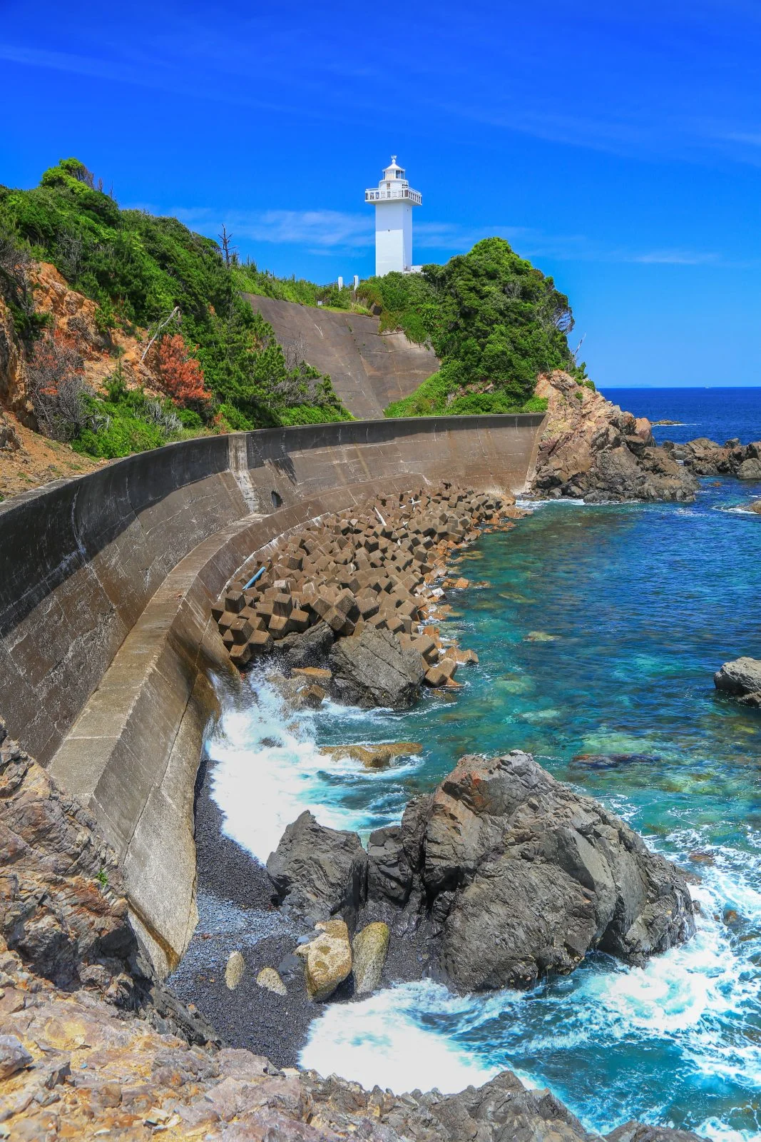 無料スマホ壁紙 白波と白亜の灯台。AndroidとiPhoneに対応した4K高画質の無料待ち受け画像。三重県志摩市の安乗埼灯台で撮影したフリー写真素材