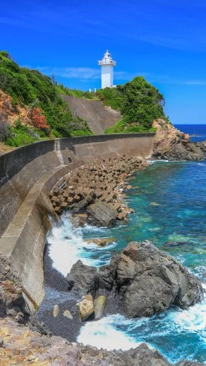 無料スマホ壁紙 白波と白亜の灯台。AndroidとiPhoneに対応した4K高画質の無料待ち受け画像。三重県志摩市の安乗埼灯台で撮影したフリー写真素材