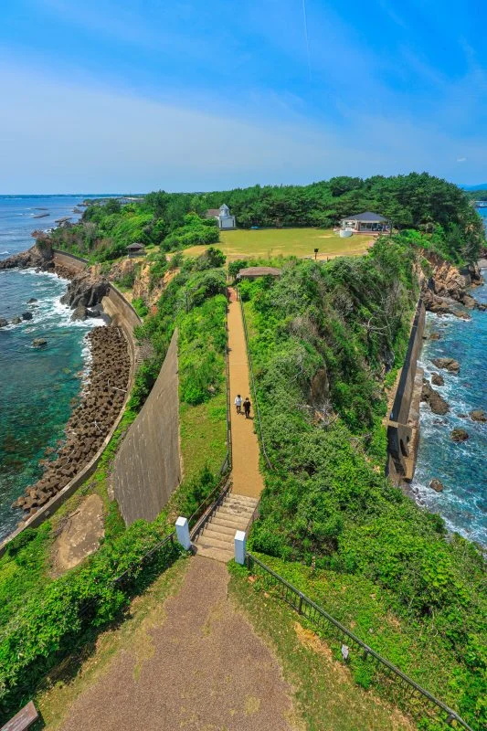 無料スマホ壁紙 安乗崎園地の全貌。AndroidとiPhoneに対応した4K高画質の無料待ち受け画像。三重県志摩市の安乗埼灯台で撮影したフリー写真素材