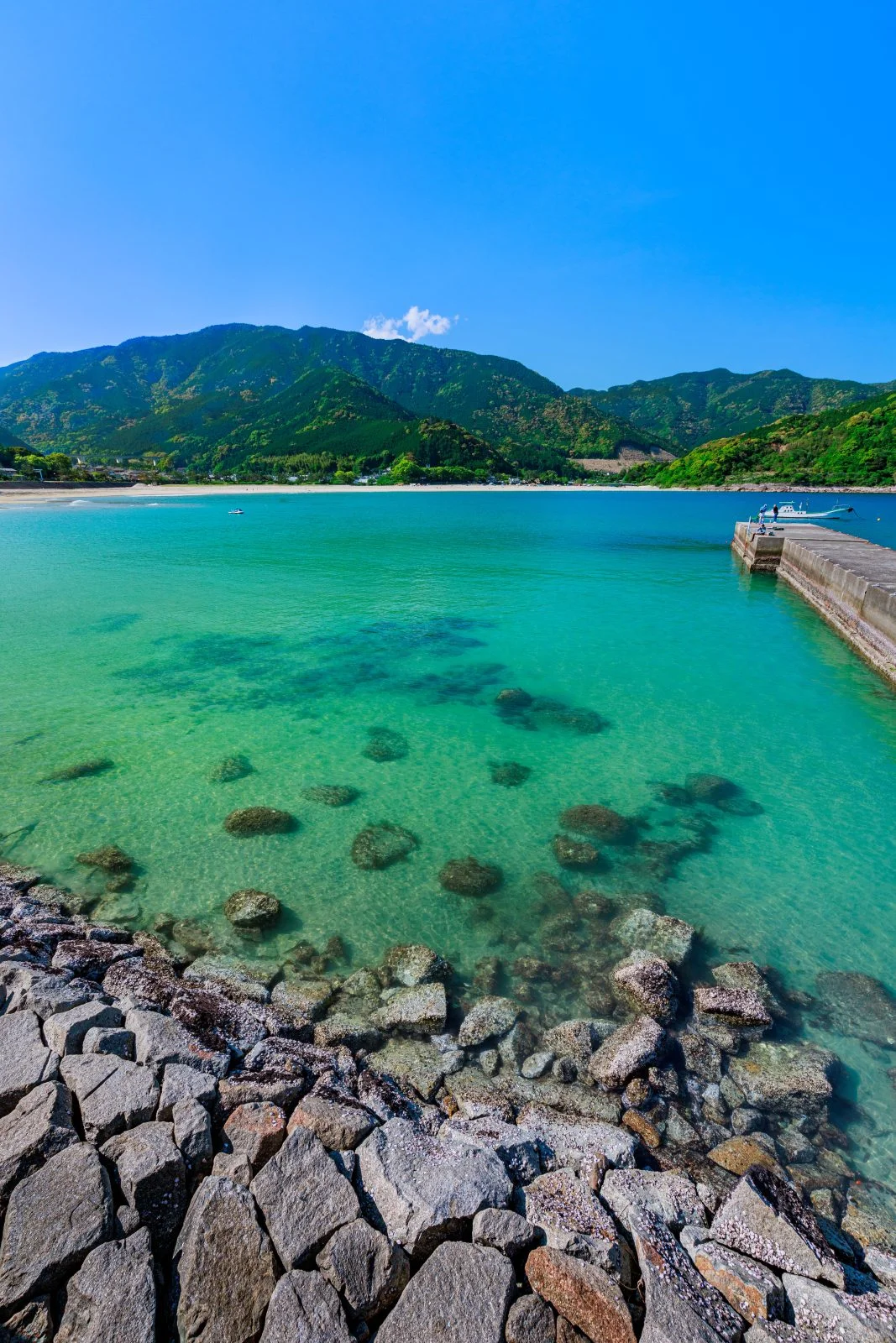 無料スマホ壁紙 エメラルドグリーンの漁港。AndroidとiPhoneに対応した4K高画質の無料待ち受け画像。三重県熊野市の新鹿海水浴場で撮影したフリー写真素材