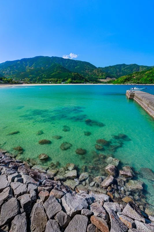 無料スマホ壁紙 エメラルドグリーンの漁港。AndroidとiPhoneに対応した4K高画質の無料待ち受け画像。三重県熊野市の新鹿海水浴場で撮影したフリー写真素材