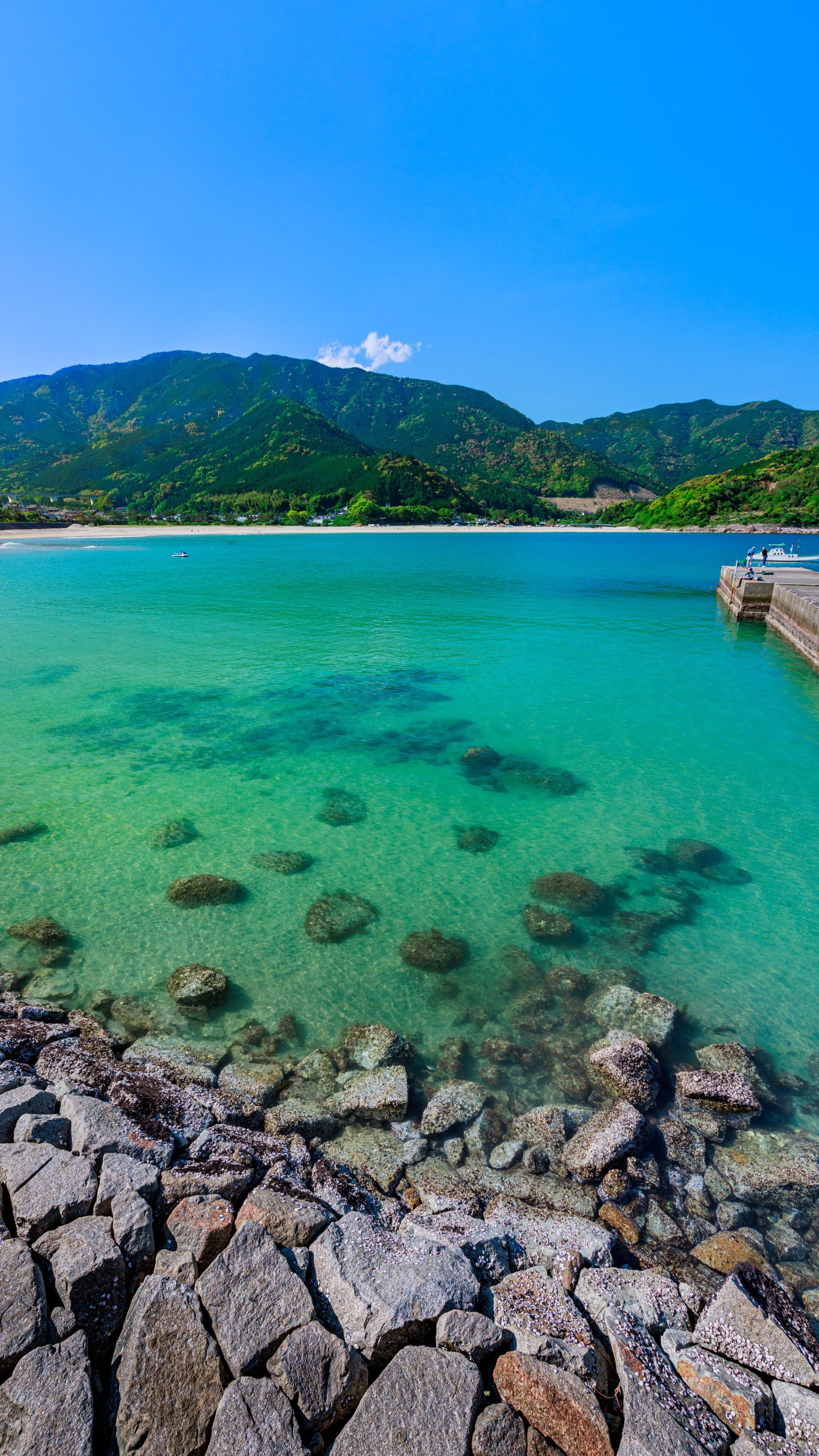 エメラルドグリーンの漁港(三重県熊野市・新鹿海水浴場)