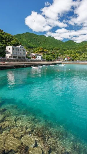 無料スマホ壁紙 良き田舎の新鹿漁港。AndroidとiPhoneに対応した4K高画質の無料待ち受け画像。三重県熊野市の新鹿海水浴場で撮影したフリー写真素材