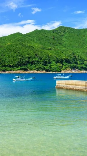 無料スマホ壁紙 のどかな港町の漁港。AndroidとiPhoneに対応した4K高画質の無料待ち受け画像。三重県熊野市の新鹿海水浴場で撮影したフリー写真素材