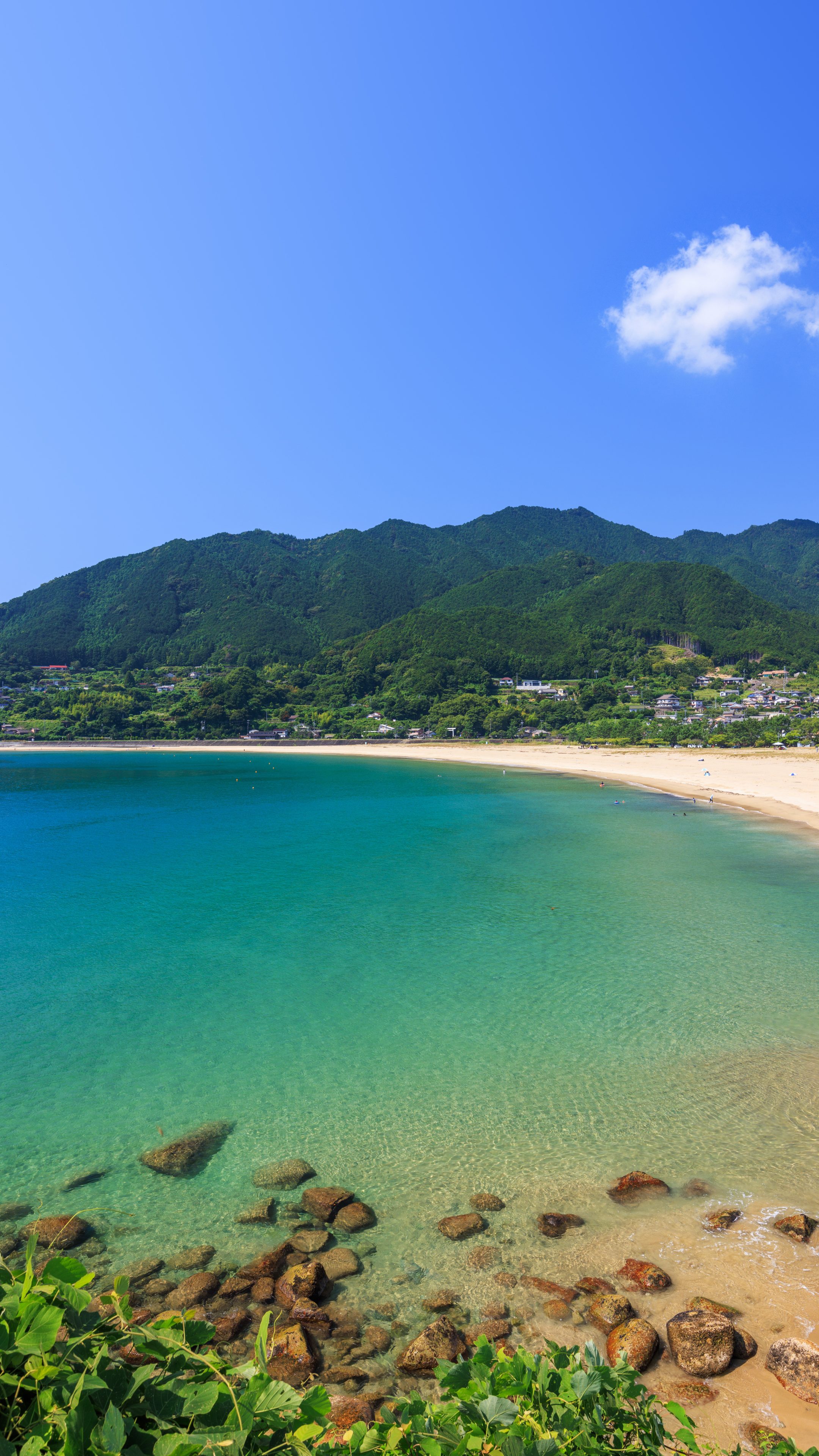 エメラルドグリーンに輝く海(三重県熊野市・新鹿海水浴場)