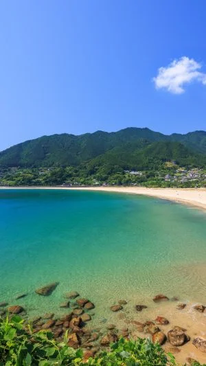 無料スマホ壁紙 エメラルドグリーンに輝く海。AndroidとiPhoneに対応した4K高画質の無料待ち受け画像。三重県熊野市の新鹿海水浴場で撮影したフリー写真素材