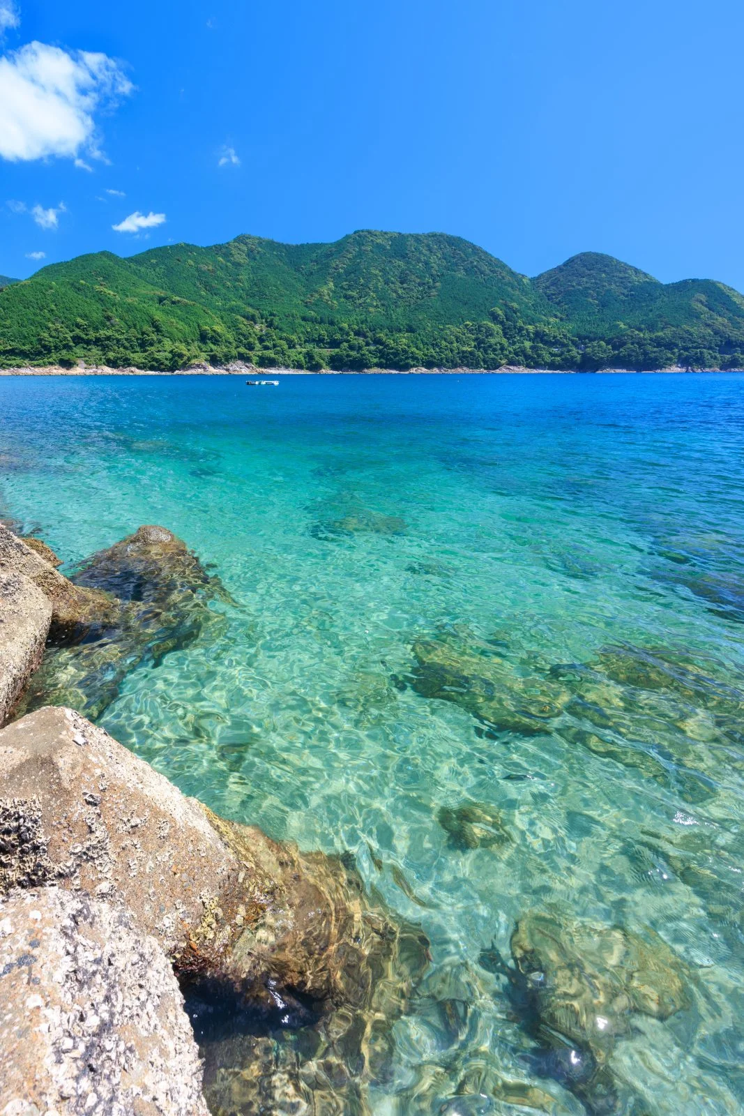 無料スマホ壁紙 クリスタルブルーに輝く海。AndroidとiPhoneに対応した4K高画質の無料待ち受け画像。三重県熊野市の新鹿海水浴場で撮影したフリー写真素材