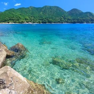 無料スマホ壁紙 クリスタルブルーに輝く海。AndroidとiPhoneに対応した4K高画質の無料待ち受け画像。三重県熊野市の新鹿海水浴場で撮影したフリー写真素材