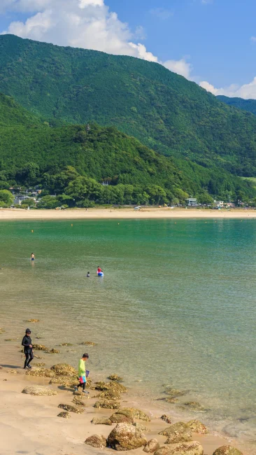 無料壁紙 海水浴を楽しむ人。PCとデスクトップ壁紙に最適な4K高画質の無料壁紙。三重県熊野市の新鹿海水浴場で撮影したフリー写真素材