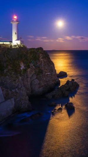 無料スマホ壁紙 スノームーンと大王埼灯台。AndroidとiPhoneに対応した4K高画質の無料待ち受け画像。三重県志摩市の大王埼灯台で撮影したフリー写真素材