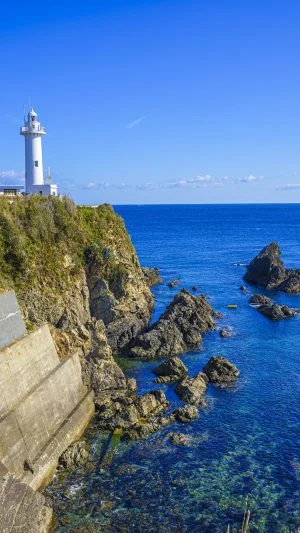 無料スマホ壁紙 白亜の灯台と海。AndroidとiPhoneに対応した4K高画質の無料待ち受け画像。三重県志摩市の大王埼灯台で撮影したフリー写真素材