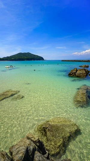 無料スマホ壁紙 実はこれ三重の海なんです。AndroidとiPhoneに対応した4K高画質の無料待ち受け画像。三重県志摩市の御座白浜海水浴場で撮影したフリー写真素材