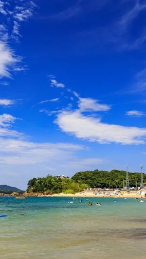 無料壁紙 御座のマリンブルー。PCとデスクトップ壁紙に最適な4K高画質の無料壁紙。三重県志摩市の御座白浜海水浴場で撮影したフリー写真素材