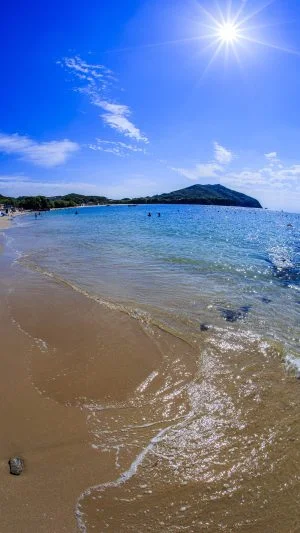 無料スマホ壁紙 太陽と御座。AndroidとiPhoneに対応した4K高画質の無料待ち受け画像。三重県志摩市の御座白浜海水浴場で撮影したフリー写真素材