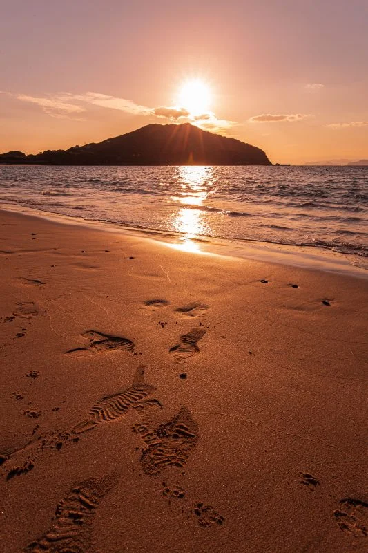 無料スマホ壁紙 波打ち際の物語。AndroidとiPhoneに対応した4K高画質の無料待ち受け画像。三重県志摩市の御座白浜海水浴場で撮影したフリー写真素材