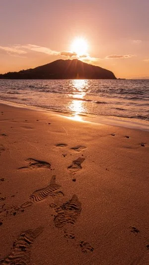 無料スマホ壁紙 波打ち際の物語。AndroidとiPhoneに対応した4K高画質の無料待ち受け画像。三重県志摩市の御座白浜海水浴場で撮影したフリー写真素材