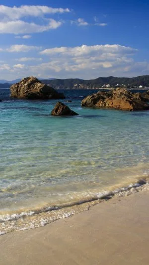 無料壁紙 冬の静かな海。PCとデスクトップ壁紙に最適な4K高画質の無料壁紙。三重県志摩市の御座白浜海水浴場で撮影したフリー写真素材