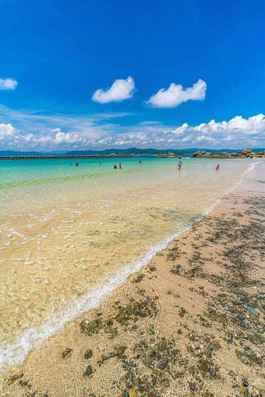 無料スマホ壁紙 まるで沖縄。AndroidとiPhoneに対応した4K高画質の無料待ち受け画像。三重県志摩市の御座白浜海水浴場で撮影したフリー写真素材