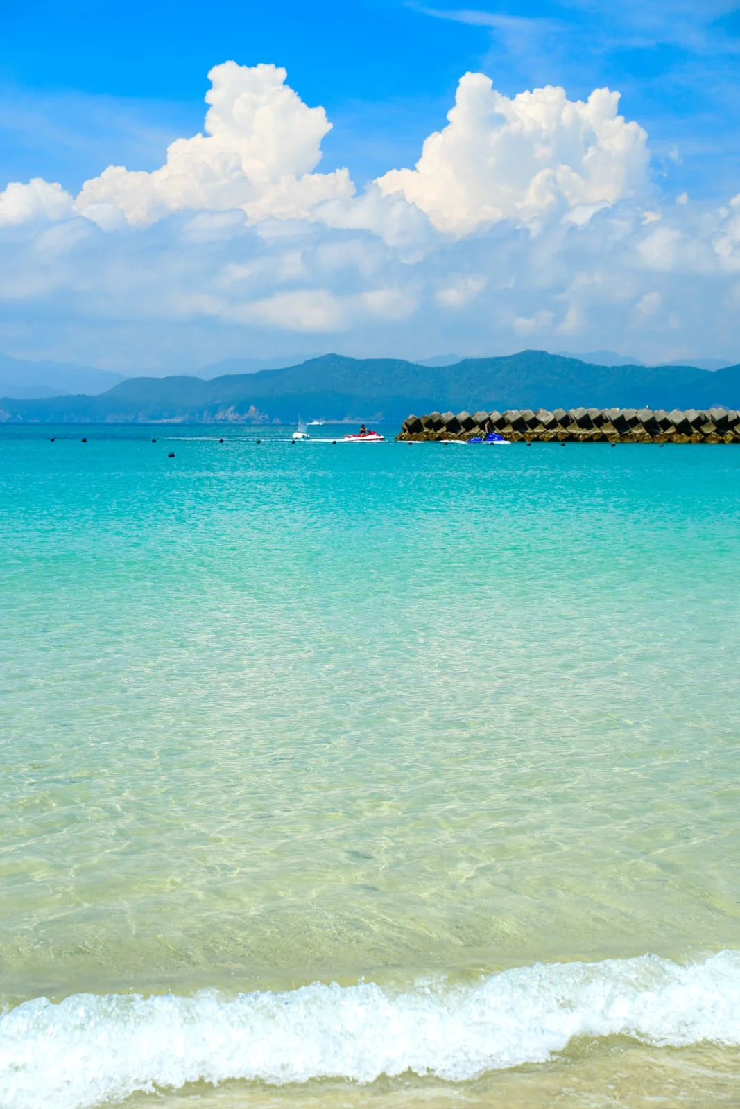 無料スマホ壁紙 夏雲と青い海。AndroidとiPhoneに対応した4K高画質の無料待ち受け画像。三重県志摩市の御座白浜海水浴場で撮影したフリー写真素材