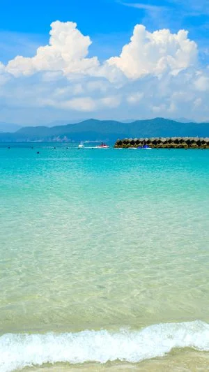 無料スマホ壁紙 夏雲と青い海。AndroidとiPhoneに対応した4K高画質の無料待ち受け画像。三重県志摩市の御座白浜海水浴場で撮影したフリー写真素材