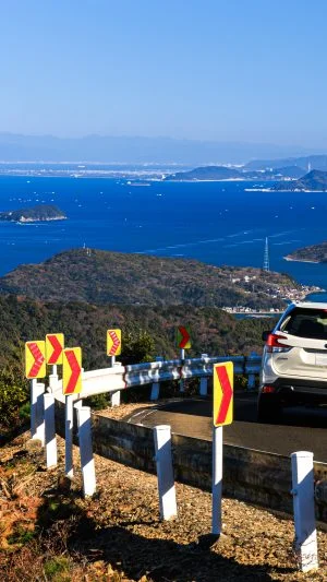 無料壁紙 光石展望台の近くを走る車。PCとデスクトップ壁紙に最適な4K高画質の無料壁紙。三重県伊勢市の伊勢志摩スカイラインで撮影したフリー写真素材