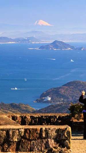 無料壁紙 朝熊山頂から富士山を眺める人。PCとデスクトップ壁紙に最適な4K高画質の無料壁紙。三重県伊勢市の伊勢志摩スカイラインで撮影したフリー写真素材