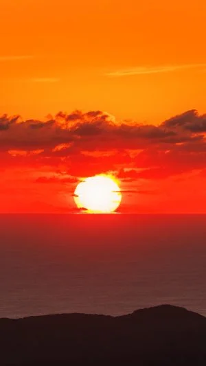 無料壁紙 鍵穴のように見える日の出。PCとデスクトップ壁紙に最適な4K高画質の無料壁紙。三重県伊勢市の伊勢志摩スカイラインで撮影したフリー写真素材