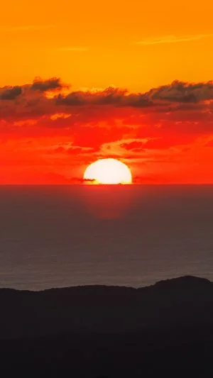 無料壁紙 水平線から登る日の出。PCとデスクトップ壁紙に最適な4K高画質の無料壁紙。三重県伊勢市の伊勢志摩スカイラインで撮影したフリー写真素材