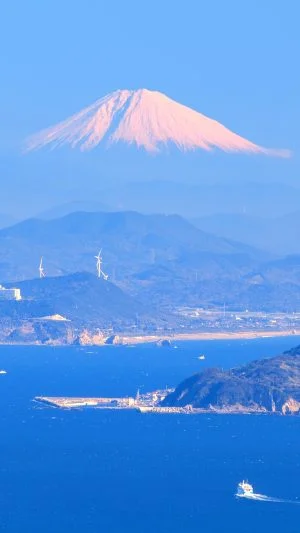 無料壁紙 三重県から眺める雪化粧の富士山。PCとデスクトップ壁紙に最適な4K高画質の無料壁紙。三重県伊勢市の伊勢志摩スカイラインで撮影したフリー写真素材