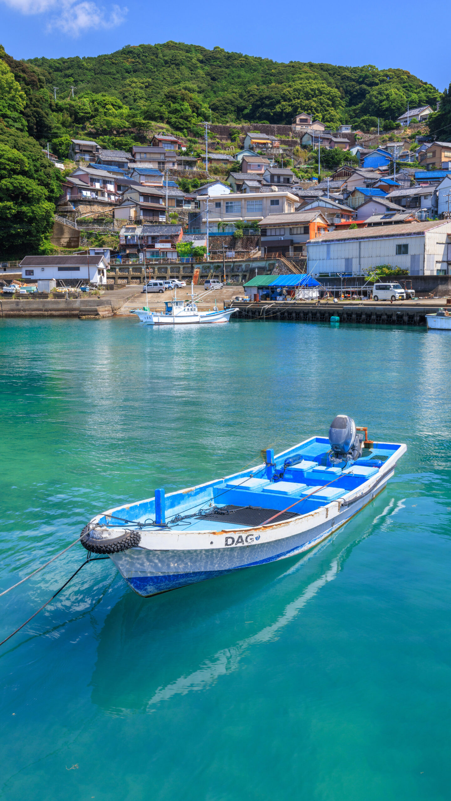 エメラルドグリーンの海と漁村(三重県熊野市・磯崎町)