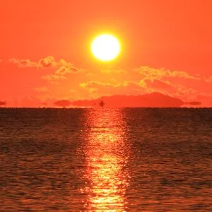 運気が上がる待ち受け 丙午の赤い日の出。AndroidとiPhoneに対応した4K高画質の無料スマホ壁紙。三重県津市の香良洲海岸で撮影したフリー写真素材