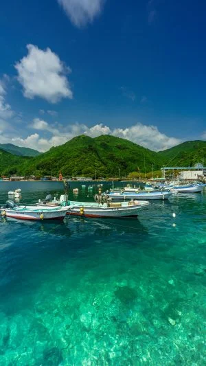 無料スマホ壁紙 九鬼ブルーの海。AndroidとiPhoneに対応した4K高画質の無料待ち受け画像。三重県尾鷲市の九鬼町で撮影したフリー写真素材