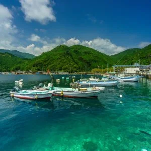 無料スマホ壁紙 九鬼ブルーの海。AndroidとiPhoneに対応した4K高画質の無料待ち受け画像。三重県尾鷲市の九鬼町で撮影したフリー写真素材