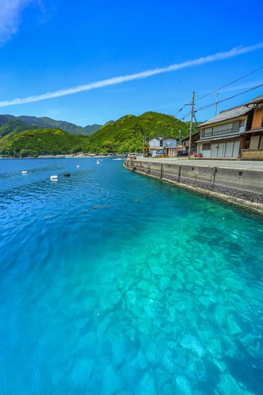 無料スマホ壁紙 九鬼ブルーの海とレトロな町。AndroidとiPhoneに対応した4K高画質の無料待ち受け画像。三重県尾鷲市の九鬼町で撮影したフリー写真素材