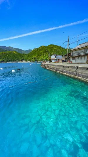 無料スマホ壁紙 九鬼ブルーの海とレトロな町。AndroidとiPhoneに対応した4K高画質の無料待ち受け画像。三重県尾鷲市の九鬼町で撮影したフリー写真素材