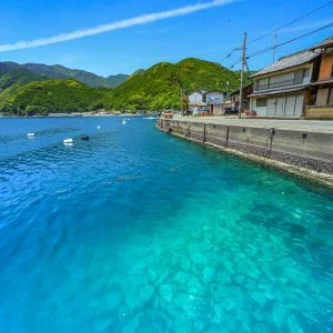 無料スマホ壁紙 九鬼ブルーの海とレトロな町。AndroidとiPhoneに対応した4K高画質の無料待ち受け画像。三重県尾鷲市の九鬼町で撮影したフリー写真素材