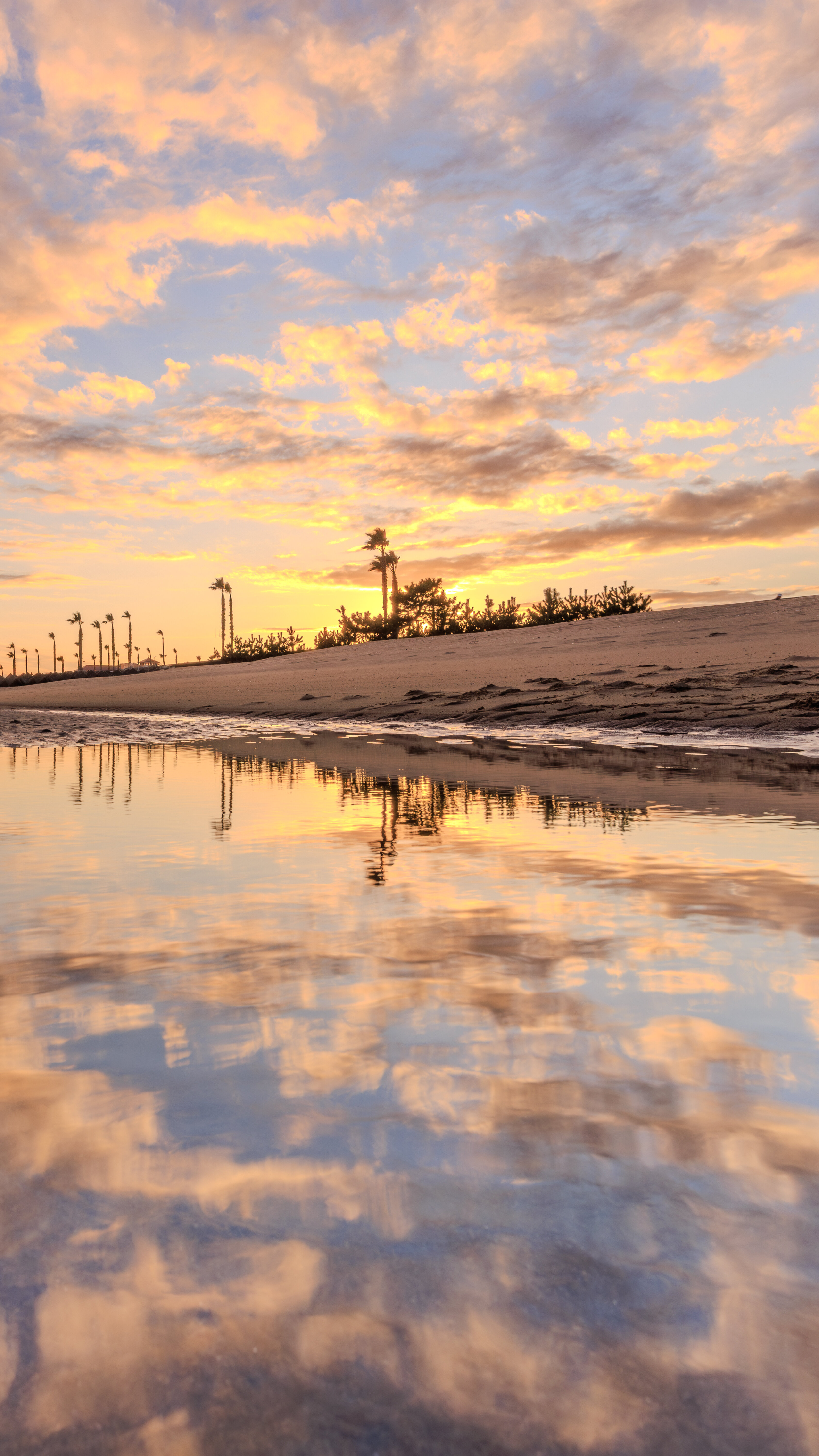 無料スマホ壁紙 ウユニ塩湖っぽい夕焼け。AndroidとiPhoneに対応した4K高画質の無料待ち受け画像。三重県津市のマリーナ河芸で撮影したフリー写真素材