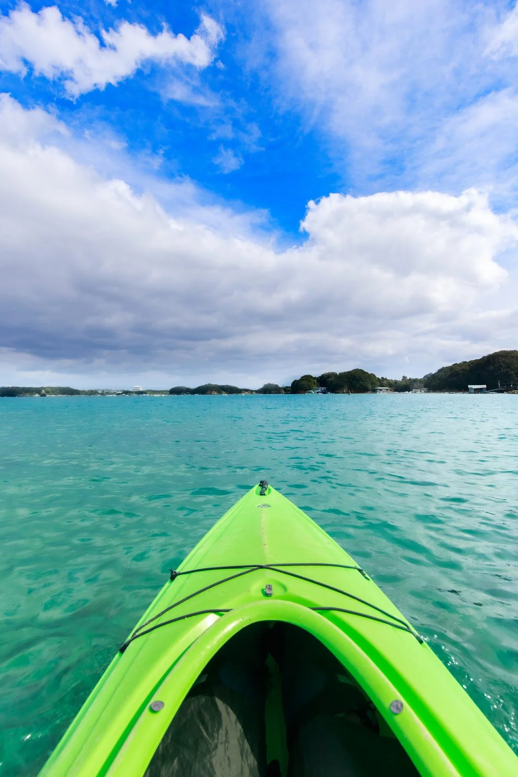 無料スマホ壁紙 シーカヤックでGO！。AndroidとiPhoneに対応した4K高画質の無料待ち受け画像。三重県志摩市の間崎島で撮影したフリー写真素材