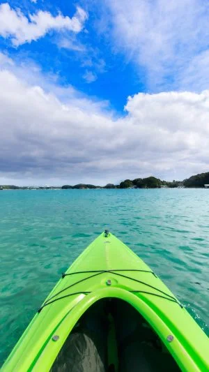 無料スマホ壁紙 シーカヤックでGO！。AndroidとiPhoneに対応した4K高画質の無料待ち受け画像。三重県志摩市の間崎島で撮影したフリー写真素材